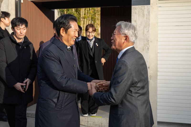 정청래 더불어민주당 대표가 1일 오후 경남 양산 하북면 평산마을 문재인 전 대통령 사저를 방문해 문 전 대통령을 예방하고 있다. 뉴스1