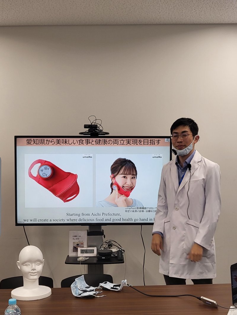 후쿠시마 타이키 유빙 최고경영자가 지난해 11월 20일 일본 아이치현 나고야시 ‘스테이션Ai’에서 전기 미각 기술이 적용된 마스크 제품인 '우마이나'를 소개하고 있다.