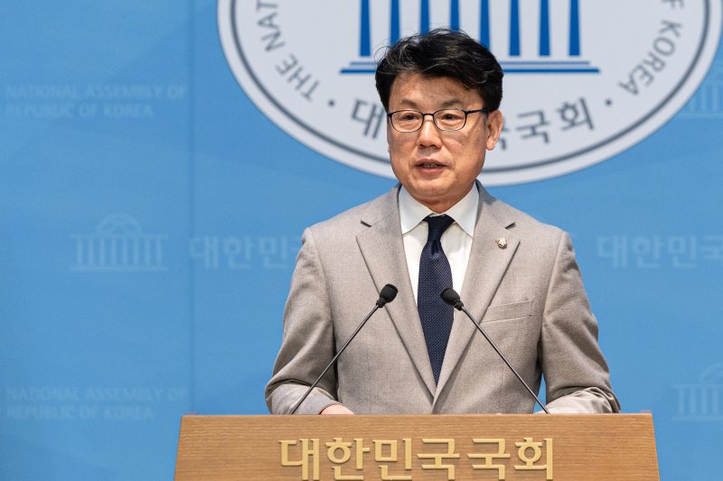 진성준 더불어민주당 의원이 지난해 12월 31일 서울 여의도 국회 소통관에서 원내대표 선거 출마 기자회견을 하고 있다. 2025.12.31/뉴스1 ⓒ News1 이승배 기자