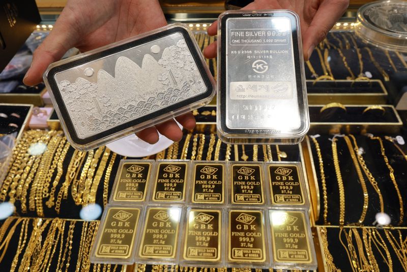 서울 종로구 한 보석 상점에 진열된 골드바와 실버바. 연합뉴스