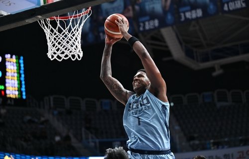 덩크 하는 네이던 나이트 (출처=연합뉴스)