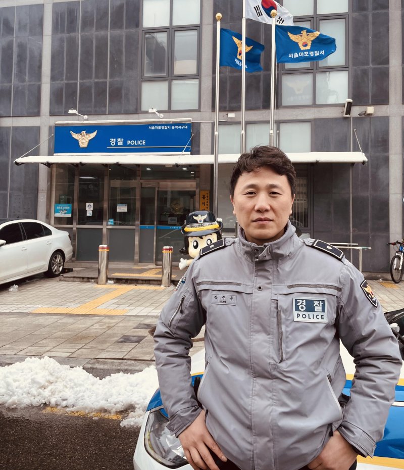 지난해 12월 11일 장주웅 경위가 마포경찰서 홍익지구대 앞에서 포즈를 취하고 있다. 본인 제공
