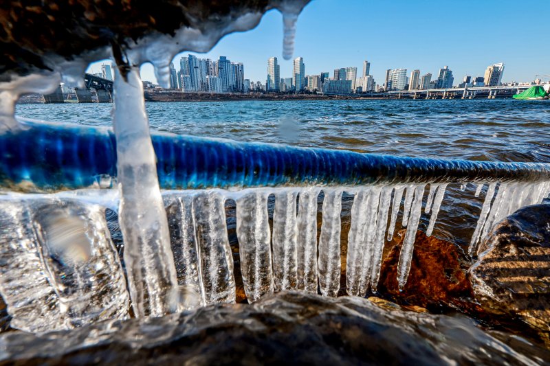 영하권 추위로 본격적인 겨울날씨를 보인 31일 서울 광진구 인근 한강에 고드름이 얼어있다. 2025.12.31/뉴스1 ⓒ News1 이호윤 기자