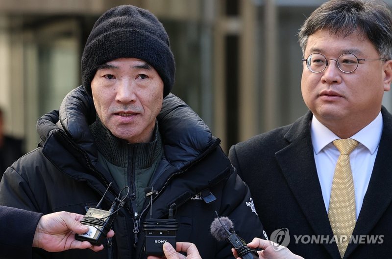 법정 나서는 이래진 씨 (출처=연합뉴스)