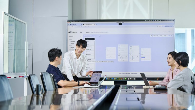 SK텔레콤 구성원들이 '에이닷 비즈'를 활용해 업무를 진행하고 있다. SK 제공