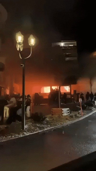 소셜미디어에 올라온 영상에는 술집 밖 도로에서 촬영된 것으로 보이는 건물 내부 화재 장면이 담겨 있었다. (출처=소셜미디어 엑스(X))