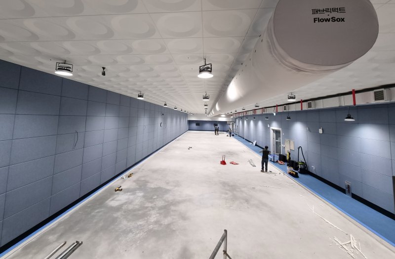 반다비센터 컬링장에 패브릭덕트의 천 덕트가 시공된 모습 패브릭덕트 제공