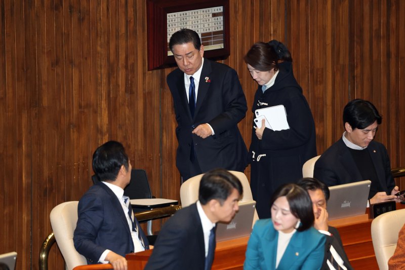 2025년 12월 24일 서울 여의도 국회에서 열린 제430회 국회(임시회) 제2차 본회의에서 당시 김병기 더불어민주당 원내대표와 강선우 의원이 대화를 나누며 발걸음을 옮기고 있다. 왼쪽 아래는 이들을 바라보는 정청래 대표. (뉴스1 DB) 2025.12.31/뉴스1 ⓒ News1 이승배 기자