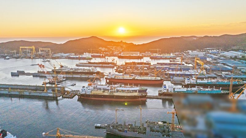 2026년 붉은 말의 해인 병오년(丙午年) 새해가 떠올랐다. 올해는 한미 동맹의 상징으로 부상한 '마스가(MASGA·미국 조선업을 다시 위대하게)' 프로젝트를 중심으로 한국 조선업이 제2의 부흥기를 맞을 것으로 기대된다. 붉은 태양이 떠오르는 한화오션 거제사업장