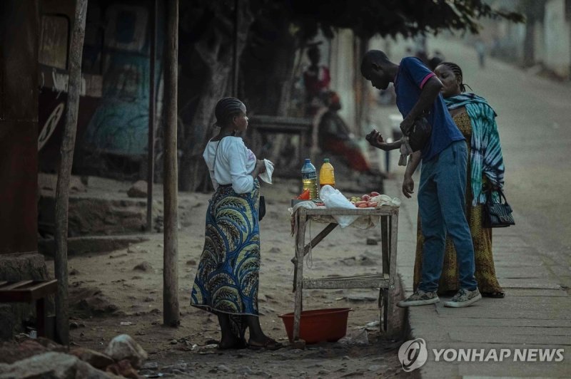 내전 중인 민주콩고 우비라에서 물건을 사는 사람들 (출처=연합뉴스)