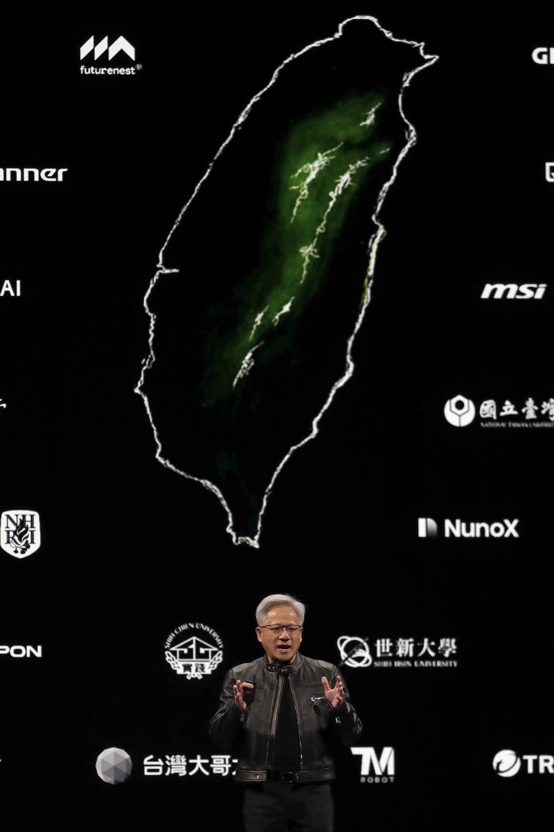 [타이베이=AP/뉴시스] 젠슨 황 엔비디아 최고경영자(CEO)가 19일(현지시간) 대만 타이베이 뮤직센터에서 ‘컴퓨텍스 2025’ 개막을 앞두고 기조연설을 하면서 대만 지도를 배경으로 협력 업체들을 소개하고 있다. 자료사진. 2026.0101