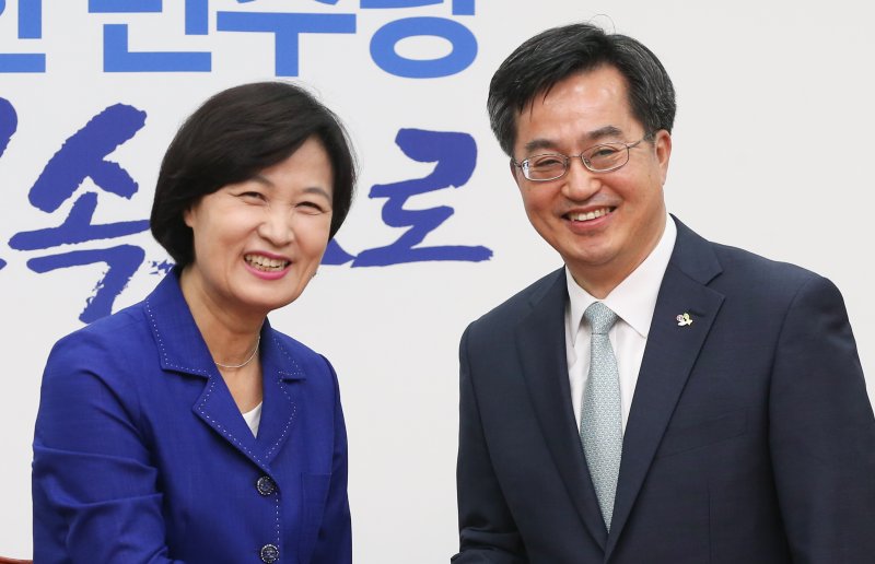 지난 2017년 김동연 당시 경제부총리 겸 기획재정부 장관과 추미애 전 민주당 대표가 인사를 나누고 있다. 2017.6.12/뉴스1 ⓒ News1 허경 기자