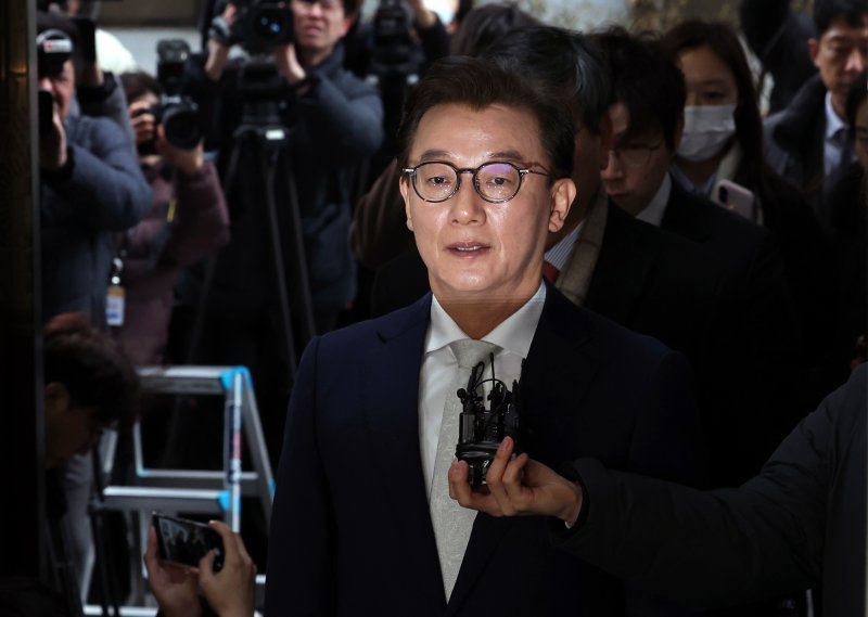 통일교 금품수수 의혹을 받는 전재수 더불어민주당 의원이 지난 19일 서울 서대문구 경찰청 국가수사본부로 조사받기 전 기자들 앞에서 발언하고 있다. (공동취재) 2025.12.19/뉴스1 ⓒ News1 이호윤 기자