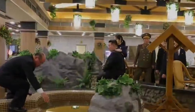 지난해 12월 20일 진행된 삼지연시 관광지구 호텔 준공식 현장. 주애가 아버지인 김 총비서의 한쪽 어깨 위에 손을 올린 모습 (조선중앙TV 갈무리)