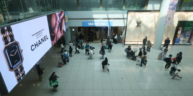 10일 인천국제공항 제1터미널 면세점에서 관광객들이 쇼핑을 하고 있다. 2025.3.10/뉴스1 ⓒ News1 김진환 기자