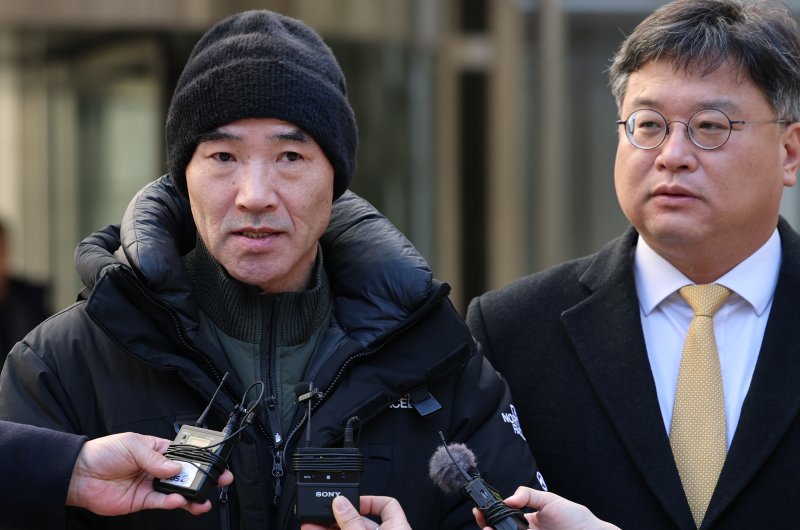 [서울=뉴시스] 정병혁 기자 = ‘서해 공무원 피격 사건’ 해양수산부 공무원 故이대준 씨의 친형 이래진 씨가 지난해 12월 26일 서울 서초구 중앙지방법원에서 열린 1심 선고 공판을 마친 후 굳은 얼굴로 취재진 질문에 답하고 있다. (공동취재) 2025.12.26. photo@newsis.com