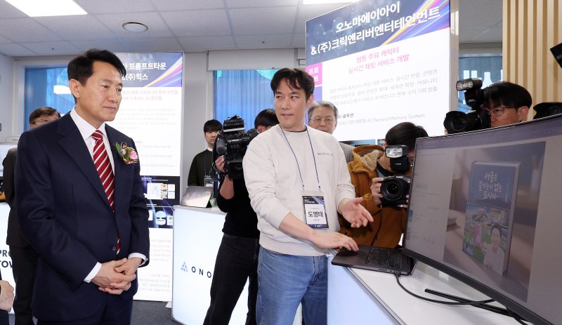 AX 혁신센터 출범식에 앞서 AX 스타트업 배너 및 전시물 등을 관람하고 있는 오세훈 서울시장 / 뉴스1 ⓒ News1