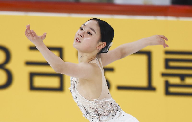 [서울=뉴시스] 김근수 기자 = 피겨 스케이팅 김채연(경기도빙상경기연맹) 30일 서울 양천구 목동 아이스링크에서 열린 2025 KB금융 전국남녀 피겨스케이팅 회장배 랭킹대회 여자 시니어부문 프리스케이팅에서 연기를 선보이고 있다. 2025.11.30. ks@newsis.com