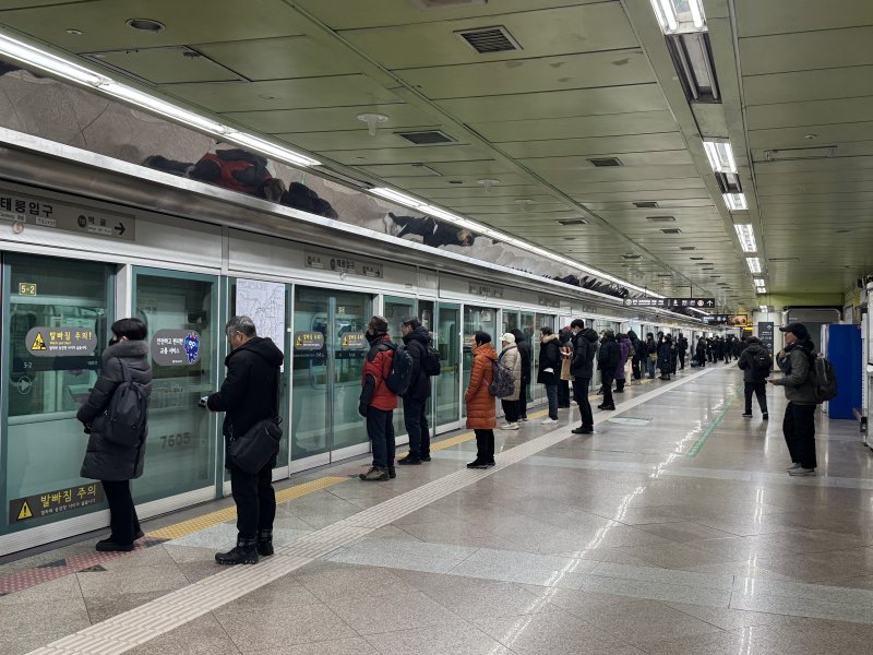 2일 오전 5시 20분쯤 7호선 태릉입구역에서 첫 차를 기다리고 있는 시민들. 2026.1.2./뉴스1 ⓒ News1 권준언 기자