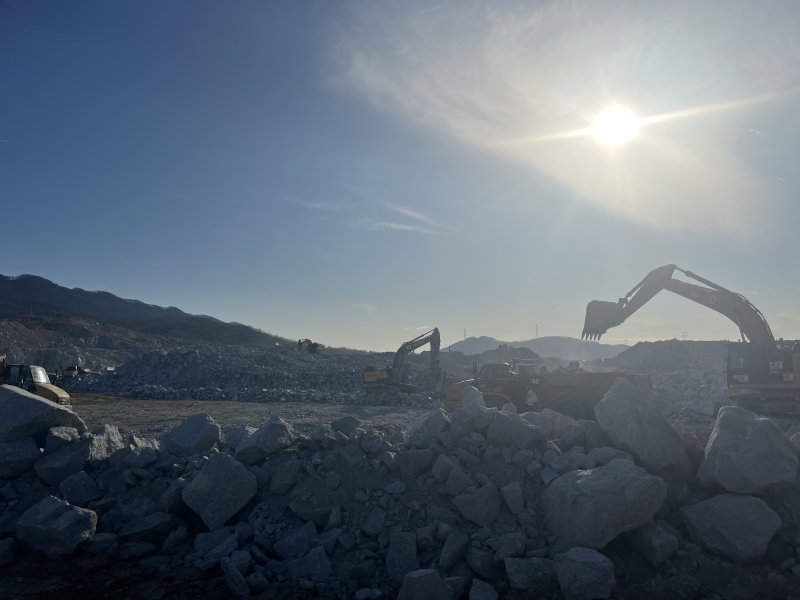 지난달 22일 SK하이닉스 용인 클러스터 공사현장에서 크레인이 작업을 진행하고 있는 모습.ⓒ 뉴스1