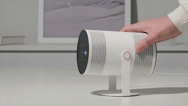 AI 포터블 프로젝터 '더 프리스타일+' 사용 모습(삼성전자 제공). ⓒ 뉴스1