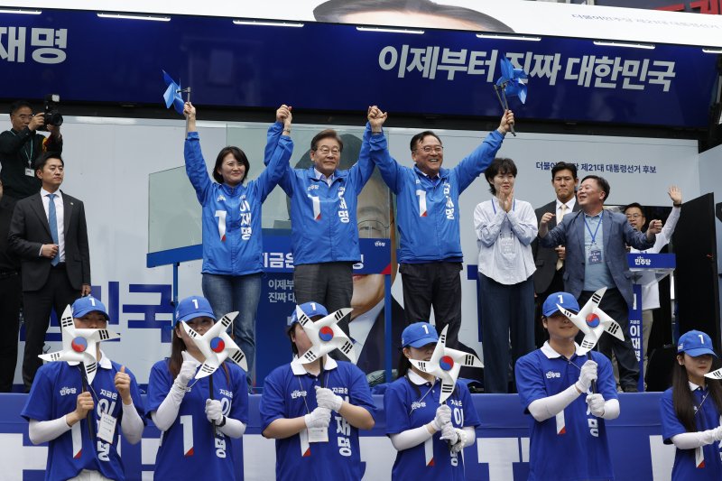 이재명 더불어민주당 대통령 후보가 수도권 표심잡기에 나서 경기 의정부시 태조이성계상 앞에서 유세를 펼치고 있다. 2025.5.20/뉴스1 ⓒ News1 안은나 기자