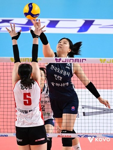 공격하는 한국도로공사의 이지윤(오른쪽) (출처=연합뉴스)