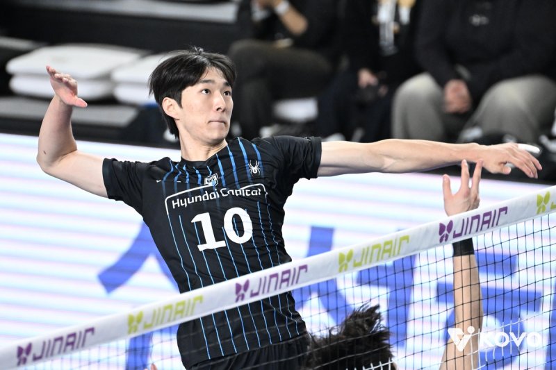 공격하는 현대캐피탈의 김진영 (출처=연합뉴스)