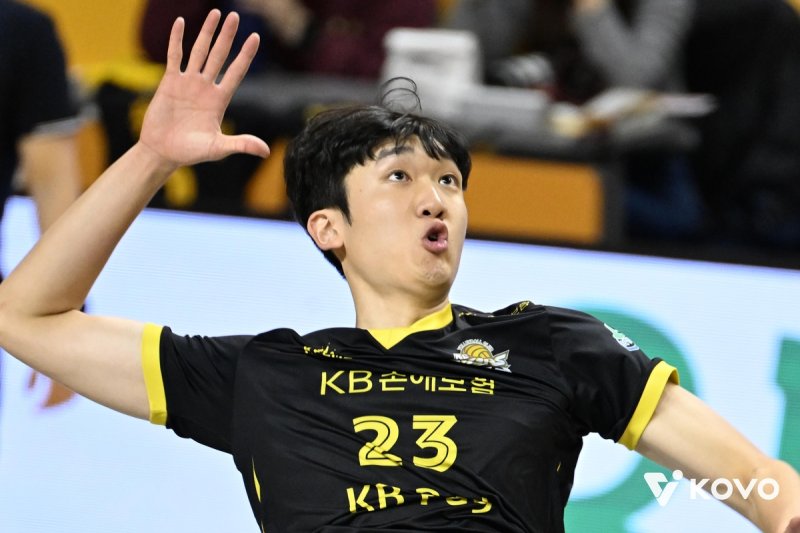 공격하는 KB손해보험의 이준영 (출처=연합뉴스)