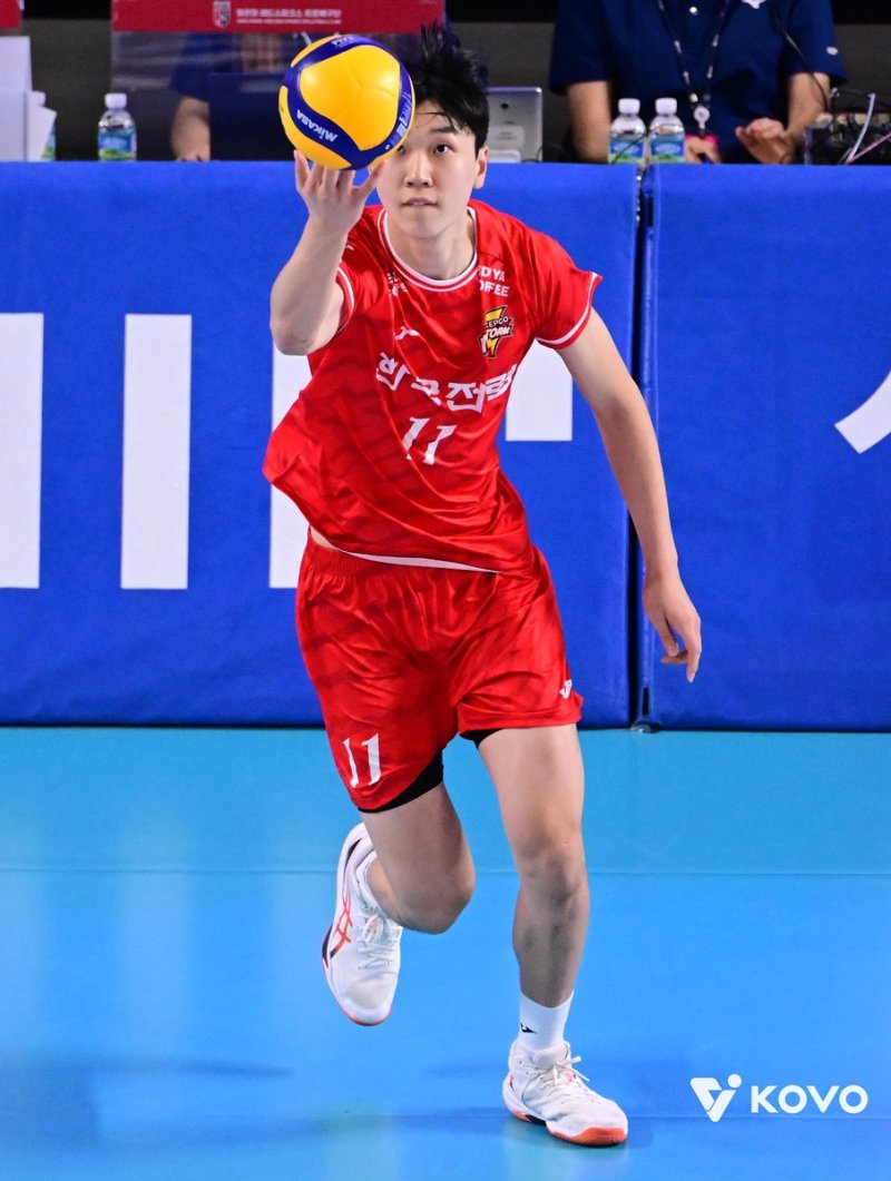 서브 준비하는 한국전력의 방강호 (출처=연합뉴스)