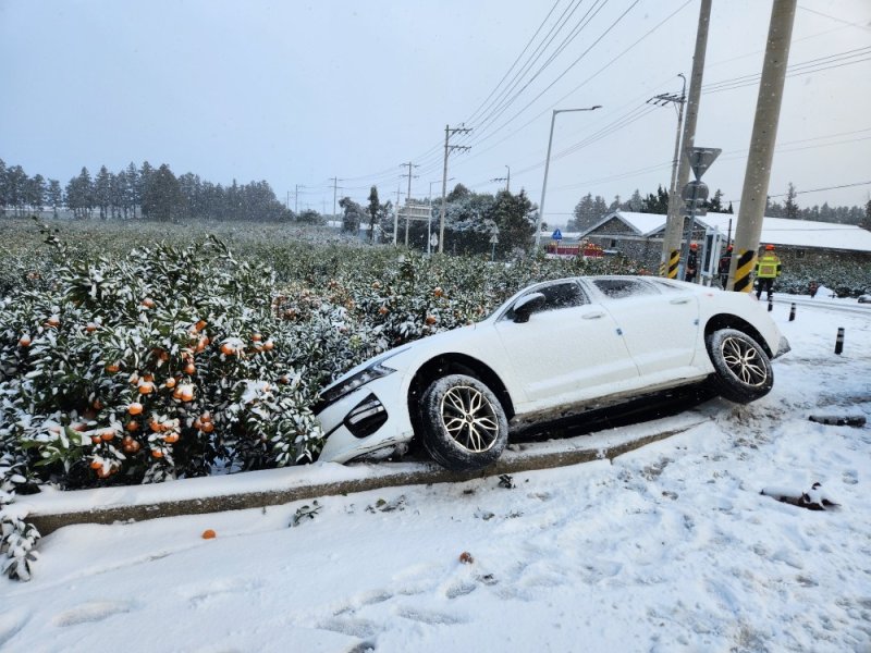 2일 서귀포시 남원읍 차량 눈길 미끄러짐 사고 (출처=연합뉴스)