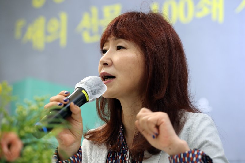 [서울=뉴시스] 박진희 기자 = 은희경 작가가 30일 서울 마포구 디어라이프에서 장편소설 '새의 선물' 100쇄 기념 개정판 출간 기자 간담회를 하고 있다. '새의 선물'은 1995 문학동네에서 출간되었으며 제1회 '문학동네소설상' 수상작이다. 2022.05.30. pak7130@newsis.com