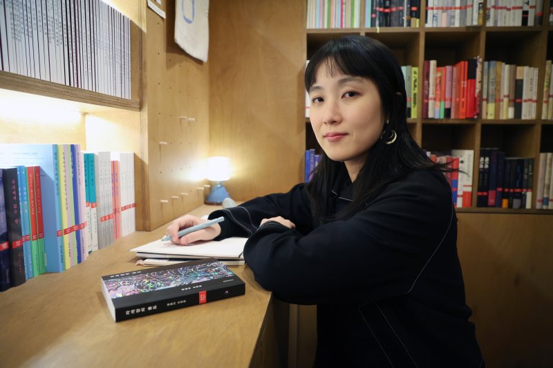 [서울=뉴시스] 박진희 기자 = 함윤이 작가가 4일 서울 마포구 문학과지성사에서 인터뷰 하고 있다. 최근 함 작가는 단편 소설집 '자개장의 용도'를 출간했다. 2025.12.05. pak7130@newsis.com