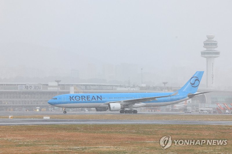 눈보라 치는 제주공항 (출처=연합뉴스)