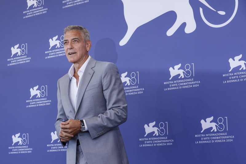 [베네치아=AP/뉴시스] 사진은 할리우드 스타 조지 클루니가 2024년 9월 1일(현지시각) 이탈리아 베네치아에서 열린 국제 영화제의 영화 '울프스' 사진 촬영에서 포즈를 취하는 모습. 2026.01.02.