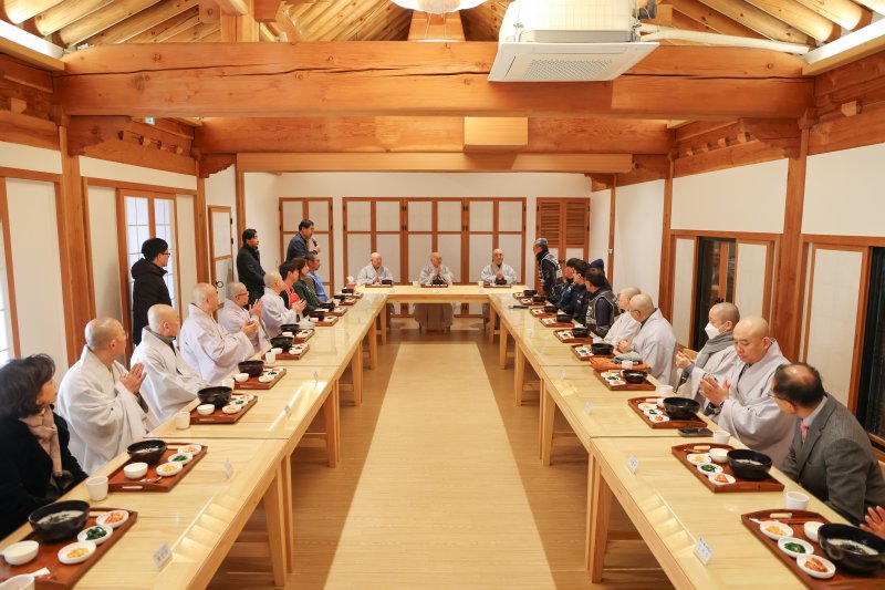 [서울=뉴시스]1일 봉은사 구생원에서 열린 사회적약자 초청 떡국나눔 간담회 (사진=대한불교조계종 제공)