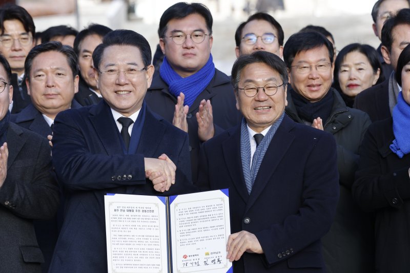 2일 광주 북구 국립5·18민주묘지 민주의문 앞에서 강기정 광주시장과 김영록 전남도지사가 광주·전남 대통합 추진 공동선언문을 발표하고 있다. 2026.1.2/뉴스1 ⓒ News1 김태성 기자