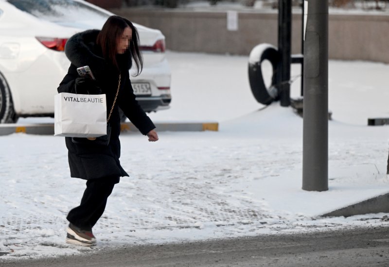 [광주=뉴시스] 박기웅 기자 = 병오년 새해 첫 출근일인 2일 광주 북구 운암동 한 도로에서 시민이 횡단보도를 건너기 위해 뛰고 있다. 2026.01.02. pboxer@newsis.com