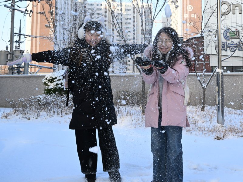 [광주=뉴시스] 이현행 기자 = 밤사이 눈이 쌓인 2일 오전 광주 서구 화정동 한 거리에서 아이들이 눈을 뿌리고 있다. 이날 광주와 전남 주요 지점 적설 현황은 장성 상무대 11.5㎝, 함평 월야 9.3㎝, 신안 압해도 8.5㎝, 무안 전남도청 8㎝, 진도 7.8㎝, 영광 7.7㎝, 해남 산이 7.3㎝, 영암 시종 6.8㎝, 나주 5.9㎝, 광주 광산 5.6㎝ 등이다.2026.01.02. lhh@newsis.com