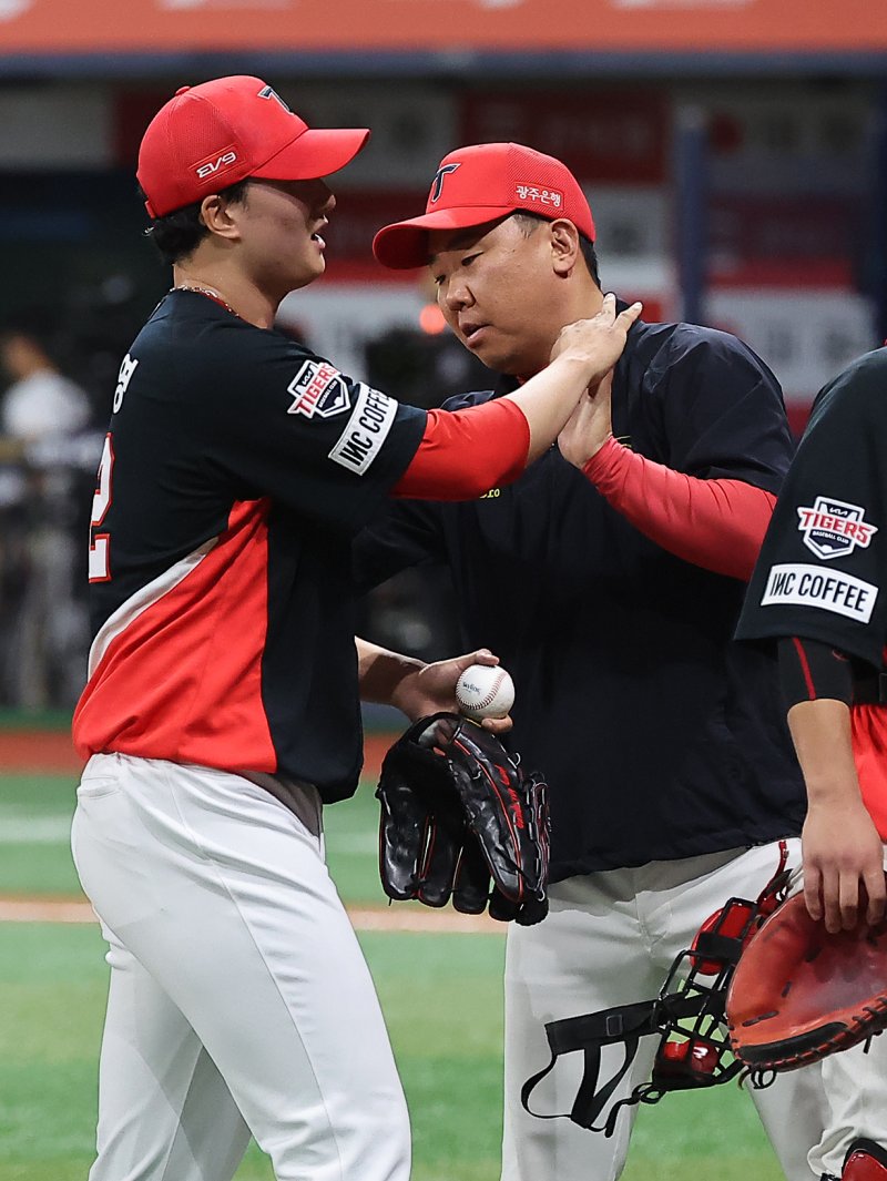 정해영(왼쪽)과 이범호 KIA 감독. / 뉴스1 DB ⓒ News1 김진환 기자