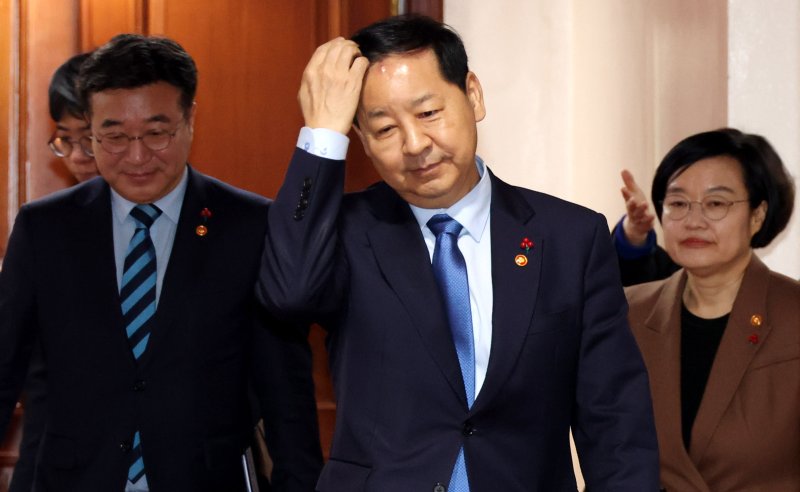 [서울=뉴시스] 추상철 기자 = 구윤철 경제부총리 겸 기획재정부 장관이 지난해 12월31일 오전 서울 종로구 정부서울청사에서 열린 경제관계장관회의 겸 성장전략 TF에 참석하고 있다. 2025.12.31. scchoo@newsis.com