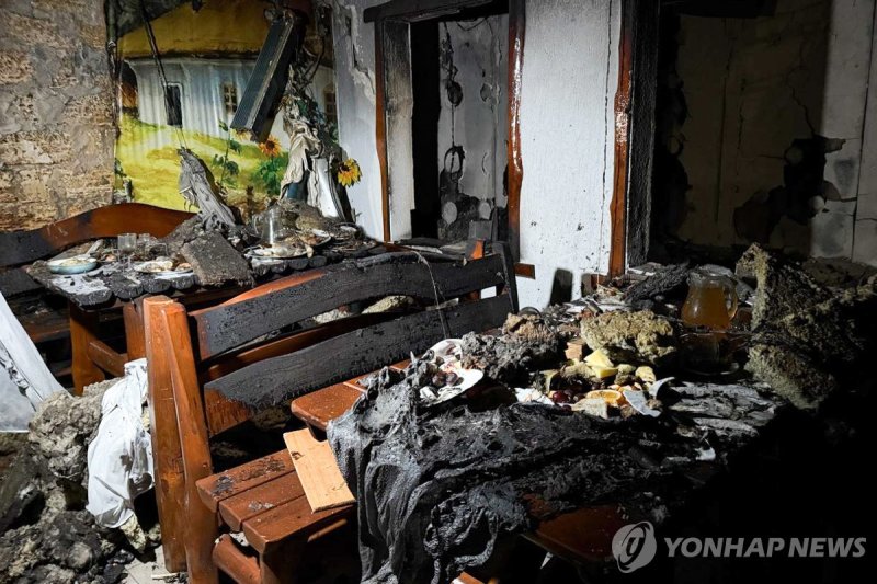 1일 러시아가 점령한 우크라 헤르손 지역 호를리 마을이 우크라이나의 드론 공격을 받아 부서져 있는 모습 (출처=연합뉴스)