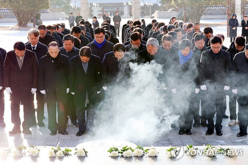 '행정통합 첫걸음' 민주묘지 참배하는 광주시장·전남지사 (출처=연합뉴스)
