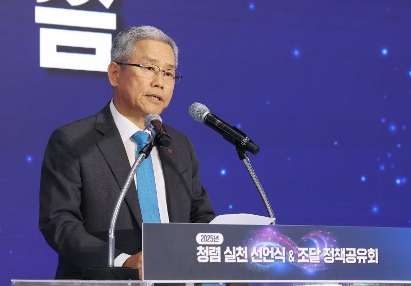 [세종=뉴시스]한전은 26일 서초구 한전 아트센터에서 100여개 대·중소 협력사들이 참석한 가운데 '청렴 실천 선언식 및 조달 정책공유회'를 개최했다. 김동철 한전 사장이 청렴 실천 선언식에 참석했다.