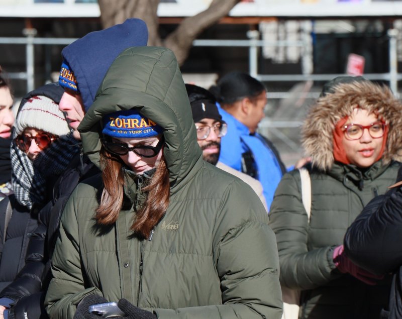 맘다니 취임행사 대기하는 뉴욕커들 (출처=연합뉴스)