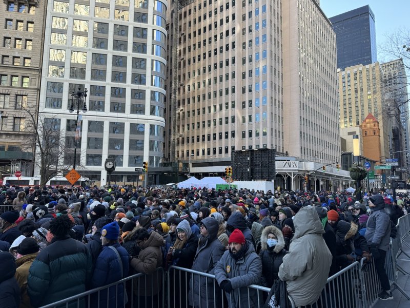 맘다니 취임 축하 블록파티 현장의 지지자들 (출처=연합뉴스)