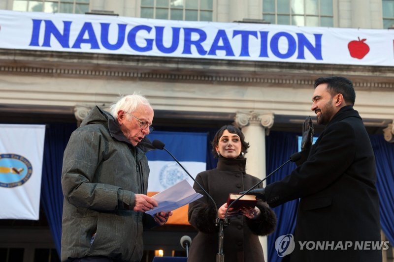쿠란에 손 얹고 취임선서하는 맘다니 뉴욕시장 (출처=연합뉴스)