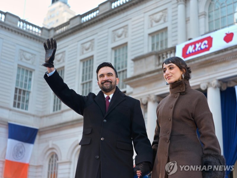 손 흔드는 맘다니 뉴욕시장(왼쪽)과 아내 (출처=연합뉴스)