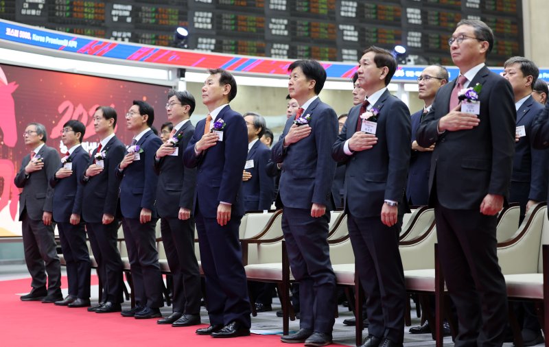 [서울=뉴시스] 김혜진 기자 = 2일 서울 영등포구 한국거래소에서 열린 2026 증권·파생상품시장 개장식에서 이억원 금융위원장, 정은보 한국거래소 이사장, 이찬진 금융감독원장 등 참석자들이 국민의례를 하고 있다. 2026.01.02. jini@newsis.com