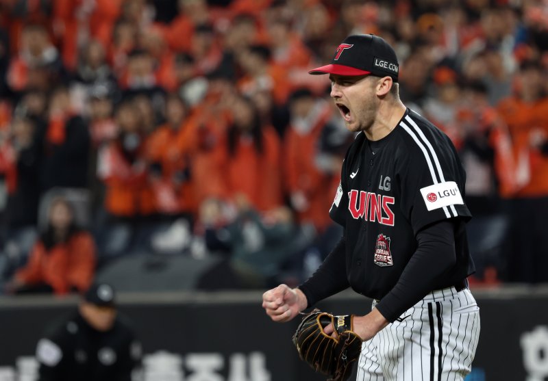 [대전=뉴시스] 강종민 기자 = 31일 대전 중구 한화생명볼파크에서 열린 2025 KBO 한국시리즈 5차전 LG 트윈스와 한화 이글스의 경기에서 7회말 LG 선발 톨허스트가 한화 공격을 막은 뒤 포효하고 있다. 2025.10.31. ppkjm@newsis.com